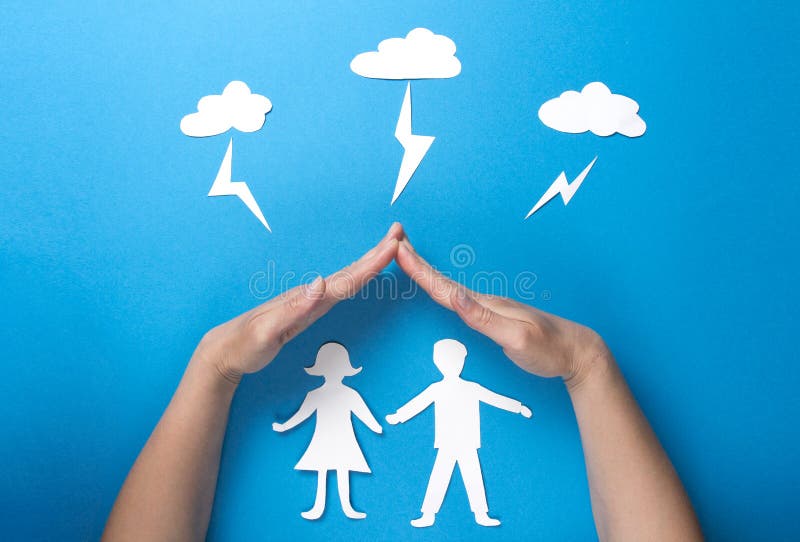 Lebensversicherung und Familiengesundheitskonzept Hände schützen Papierzahlen Origami vor Blitz von den Wolken auf blauem Hinterg