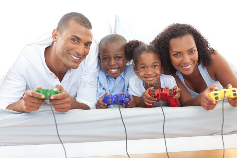 Lebhafte Familie, die Videospiel spielt