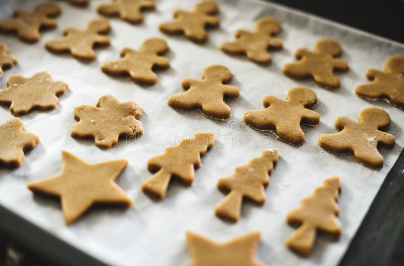 Lebkuchenplätzchen, die für Weihnachten verziert erhalten lizenzfreie stockfotos Lebkuchenplätzchen, die für Weihnachten verziert erhalten lizenzfreie stockfotos