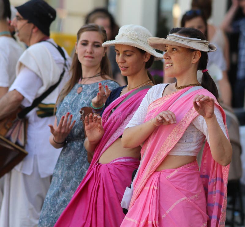 Hare Krishna Seguidores Cantando Marcha Foto Editorial - Imagem de povos,  lebre: 229121156