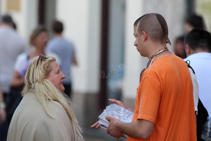 Hare Krishna Seguidores Cantando Marcha Foto Editorial - Imagem de