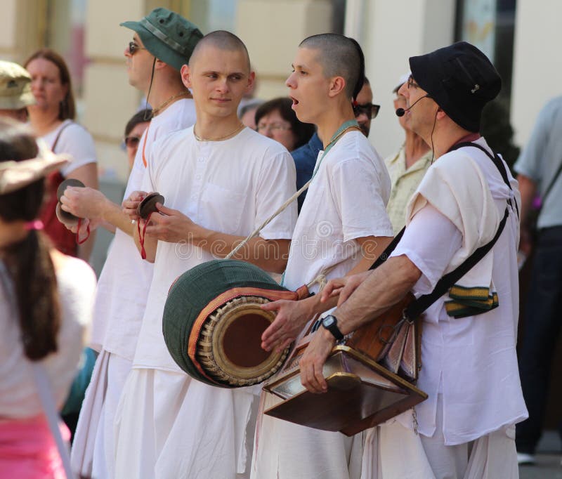 Hare Krishna Seguidores Cantando Marcha Foto Editorial - Imagem de povos,  lebre: 229121156