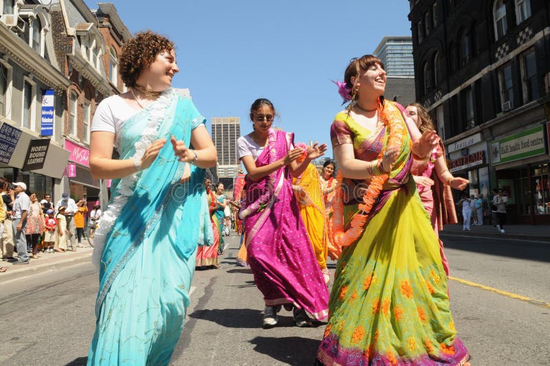 Hare Krishna Seguidores Cantando Marcha Foto Editorial - Imagem de povos,  lebre: 229121156