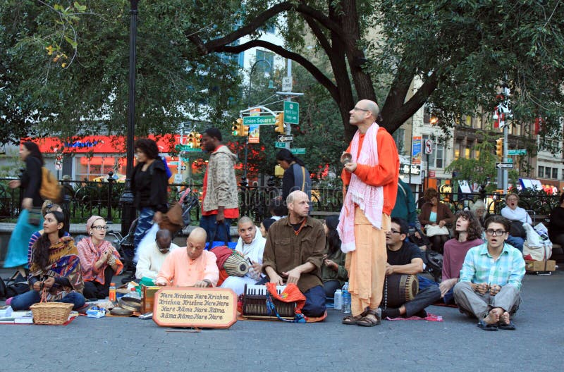 Hare Krishna Seguidores Cantando Marcha Foto Editorial - Imagem de