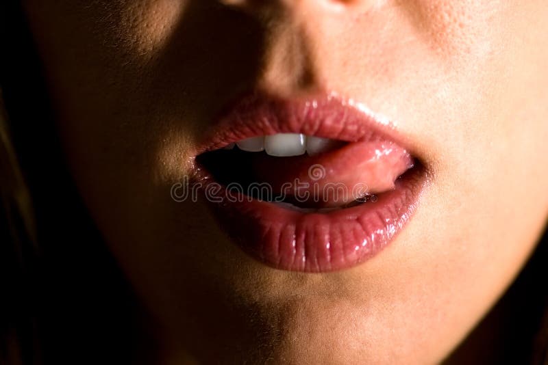 leccatura della donna degli orli immagine stock leccatura della donna degli orli immagine stock