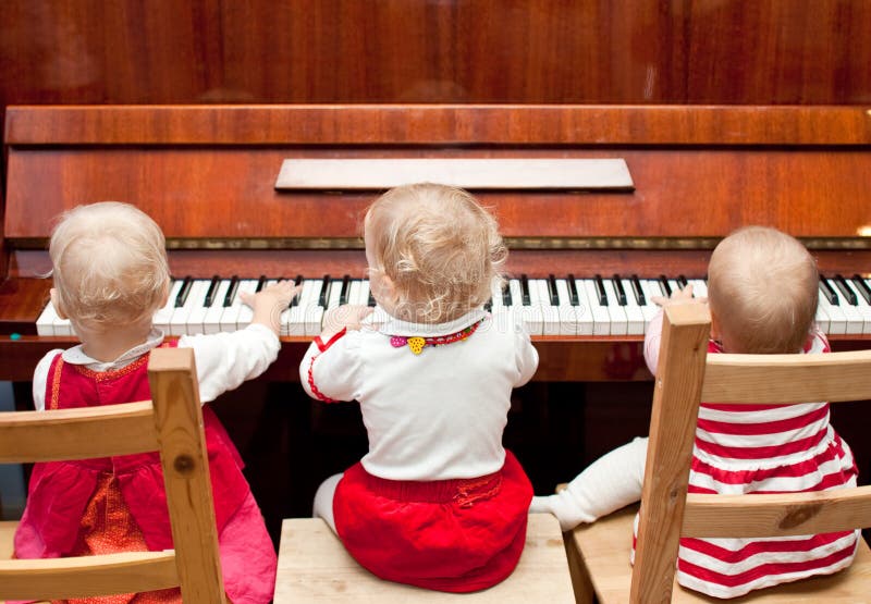 Música Do Jogo De Duas Crianças No Piano Foto de Stock - Imagem de  creatividade, ativo: 61002532