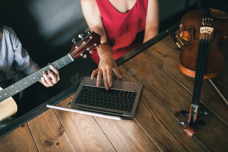 Política Arreglo Esencialmente Lecciones Instrumentales De Música Del Juego En Línea De La Escuela Imagen de archivo - Imagen de mujeres, instrumental: 107226955 Política Arreglo Esencialmente Lecciones Instrumentales De Música Del Juego En Línea De La Escuela Imagen de archivo - Imagen de mujeres, instrumental: 107226955