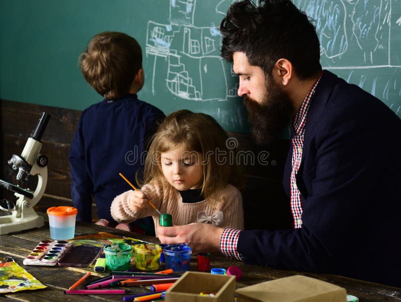 Lección con el profesor particular privado calificado Los niños luchan cuando hacen la preparación así que necesitan al profesor foto de archivo Lección con el profesor particular privado calificado Los niños luchan cuando hacen la preparación así que necesitan al profesor foto de archivo