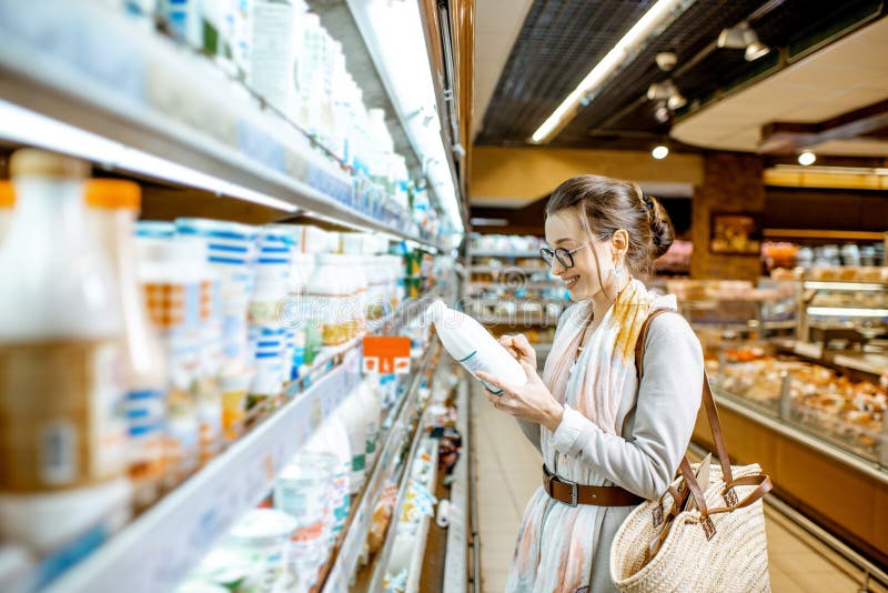 Leche De Compra De La Mujer En El Supermercado Foto De Archivo Imagen