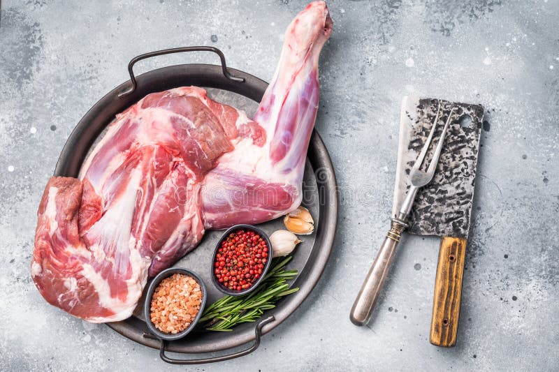 Leche de cordero fresco, hombro de cordero, invitándote a preparar un delicioso asado que impresionará a tus invitados. blanco fotos de archivo