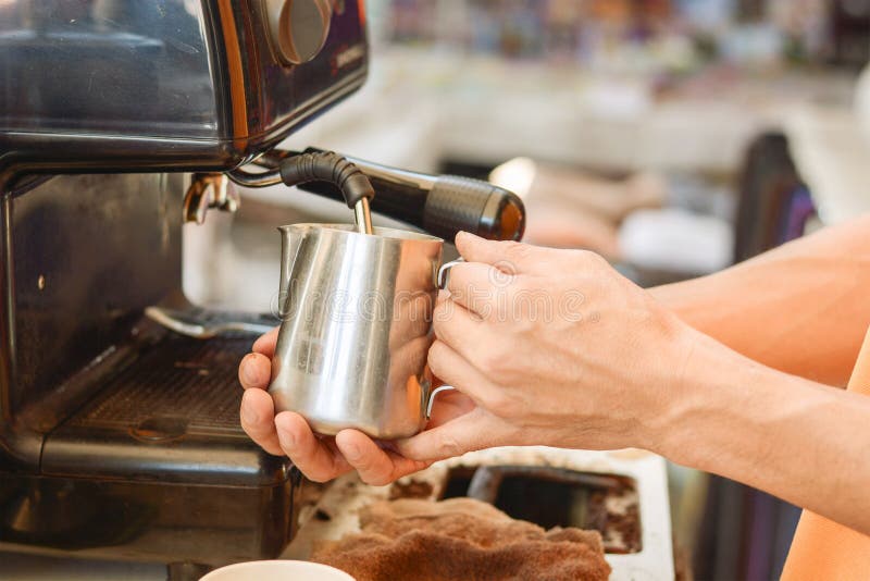 Leche De Mezcla De Barista En La Máquina De Café Express Para