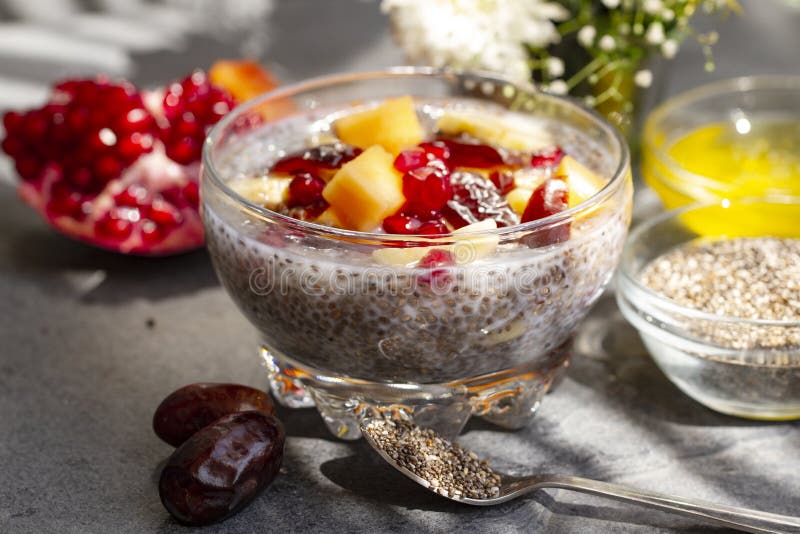 Leche De Semillas De Chia Con Desayuno Saludable Con Fruta Foto de