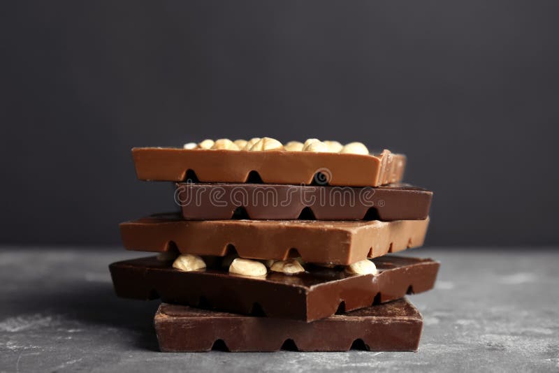 Leche deliciosa y barras de chocolate oscuras con la nuez en la tabla fotos de archivo Leche deliciosa y barras de chocolate oscuras con la nuez en la tabla fotos de archivo