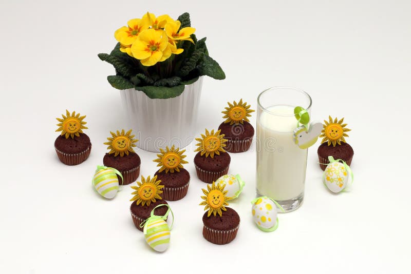 Leche, molletes del chocolate y huevos de Pascua foto de archivo libre de regalías Leche, molletes del chocolate y huevos de Pascua foto de archivo libre de regalías