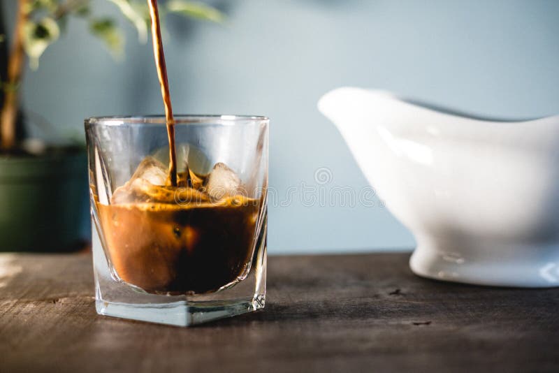 Leche y café de colada en un vidrio imagen de archivo libre de regalías Leche y café de colada en un vidrio imagen de archivo libre de regalías