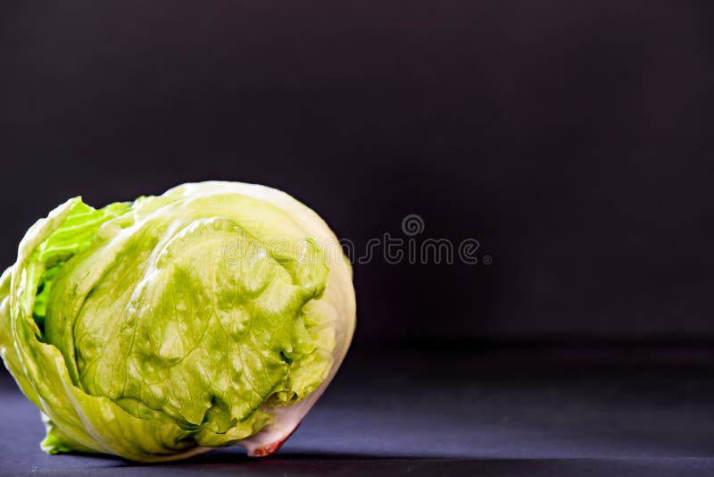 Lechuga de iceberg fotografía de archivo libre de regalías Lechuga de iceberg fotografía de archivo libre de regalías