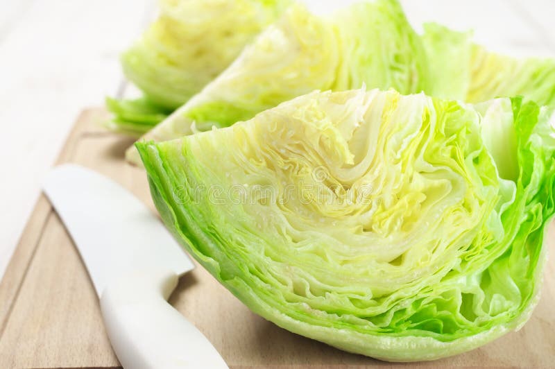 Lechuga de iceberg de Cutted foto de archivo Lechuga de iceberg de Cutted foto de archivo