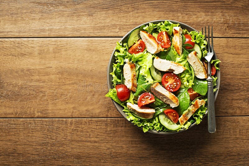 Lechuga De La Ensalada Con El Pollo Y El Tomate Foto de archivo - Imagen de  cena, almuerzo: 124334572