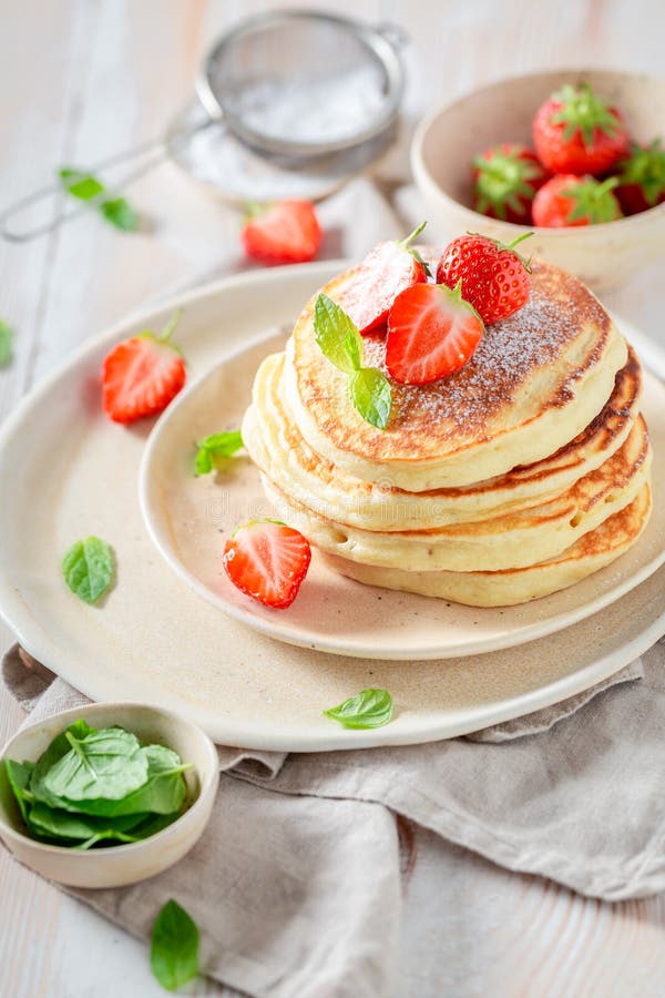 Leckere Amerikanische Pfannkuchen Mit Puderzucker Und Erdbeeren ...