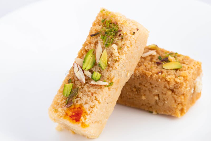 Leckere indische mithai heißen Milchkuchen kalakand burfi oder alwar ka mawa barfi aus khoya doodh malai mit badam oder lizenzfreies stockbild