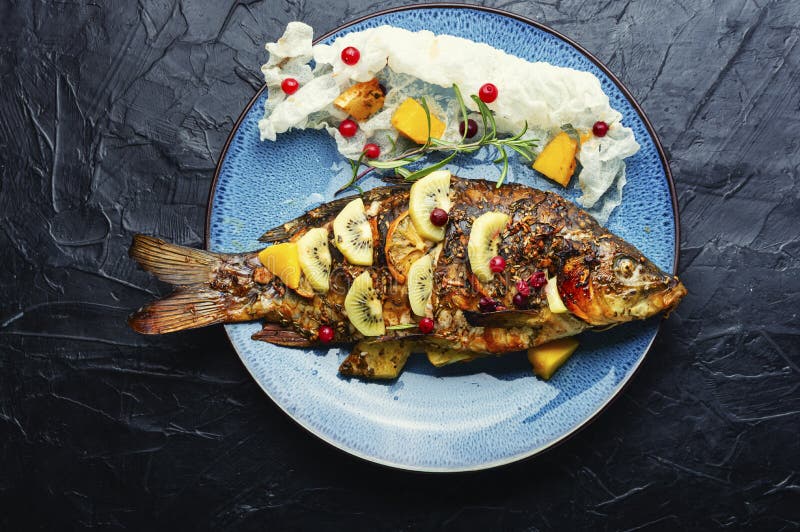 Leckerer Kruzier gebraten mit Kiwi und Mango stockfoto