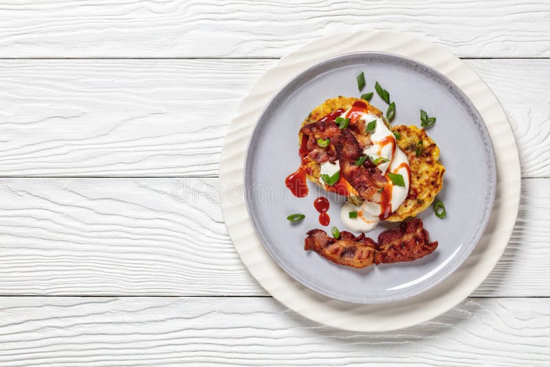 Leckerer Käse süße Maispfannkuchen mit gebratenem Speck stockfotografie