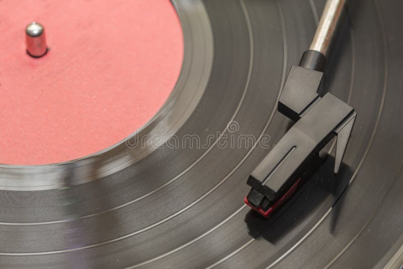 Lecteur de vinyle avec espace de copie Aiguille sur plaque de vinyle noire en rotation Gramophone et plaque tournante inclus photo libre de droits Lecteur de vinyle avec espace de copie Aiguille sur plaque de vinyle noire en rotation Gramophone et plaque tournante inclus photo libre de droits