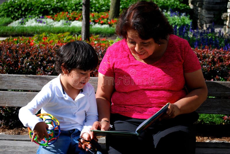 Lectura de la abuela y del nieto junto fotografía de archivo libre de regalías