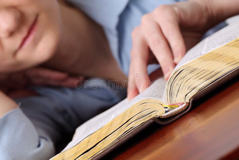 Lectura de la biblia foto de archivo libre de regalías Lectura de la biblia foto de archivo libre de regalías