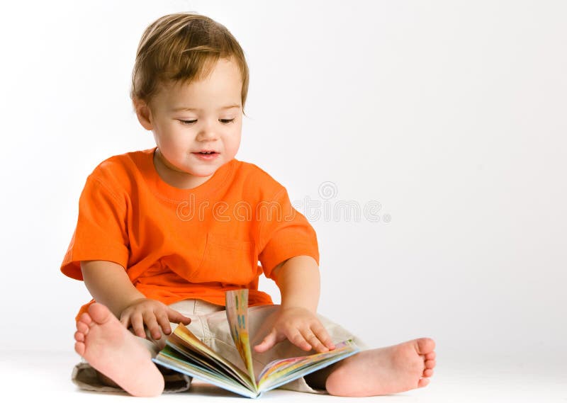 Bebé que lee un libro foto de archivo. Imagen de universidad - 4064176