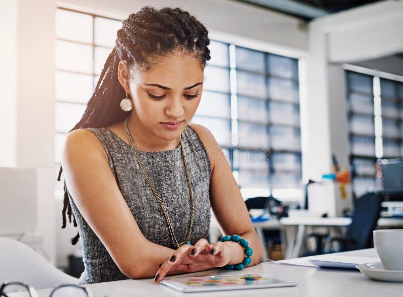Lectura de tabletas de oficina y mujer negra trabajando en análisis de datos estadísticas de medios sociales o visión publicitaria fotografía de archivo