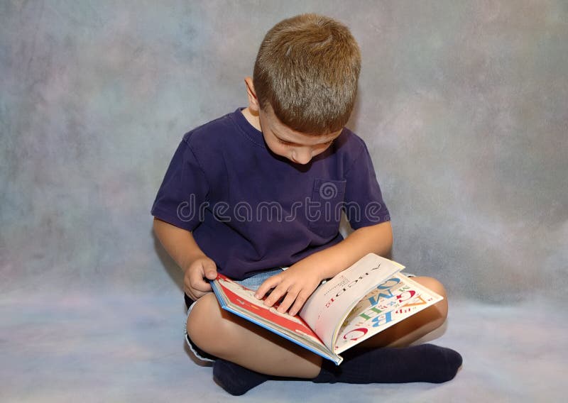 Lectura del niño imagenes de archivo Lectura del niño imagenes de archivo