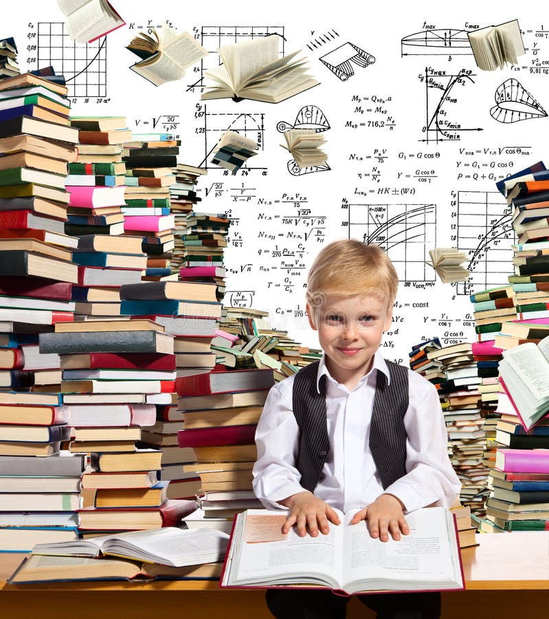 Lectura interesante para los niños foto de archivo libre de regalías Lectura interesante para los niños foto de archivo libre de regalías