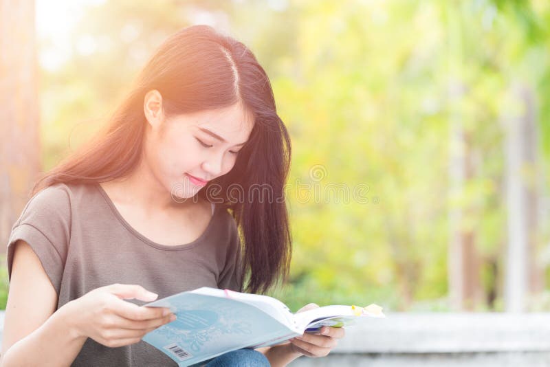 Lectura y educación adolescentes de la muchacha de la Universidad El estudio asiático hermoso de la mujer leyó el libro imagen de archivo Lectura y educación adolescentes de la muchacha de la Universidad El estudio asiático hermoso de la mujer leyó el libro imagen de archivo