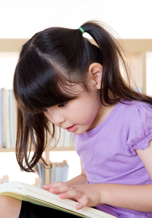 Lecture asiatique de fille photo stock Lecture asiatique de fille photo stock