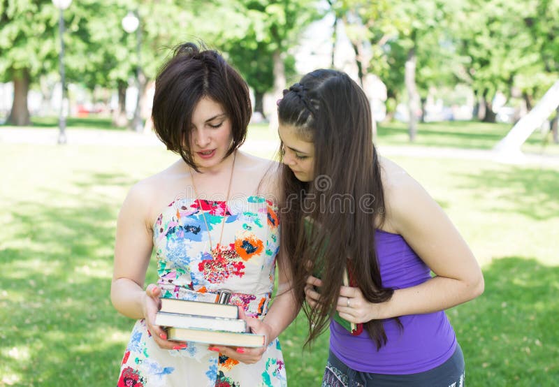Lecture d'étudiante deux images stock