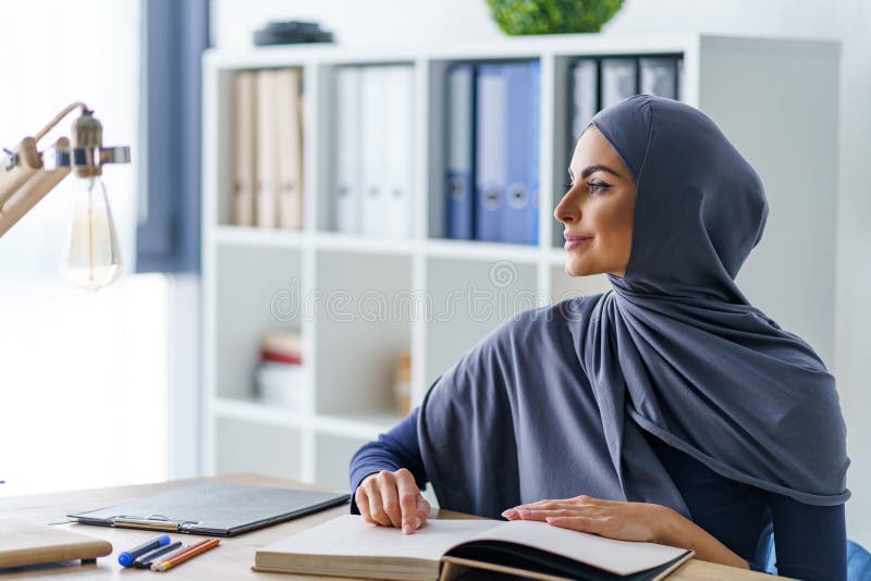 Lecture de moment distraite par femme songeuse images libres de droits Lecture de moment distraite par femme songeuse images libres de droits
