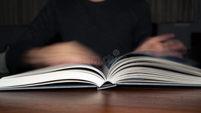 Lecture livre de table de café dans le temps clips vidéos
