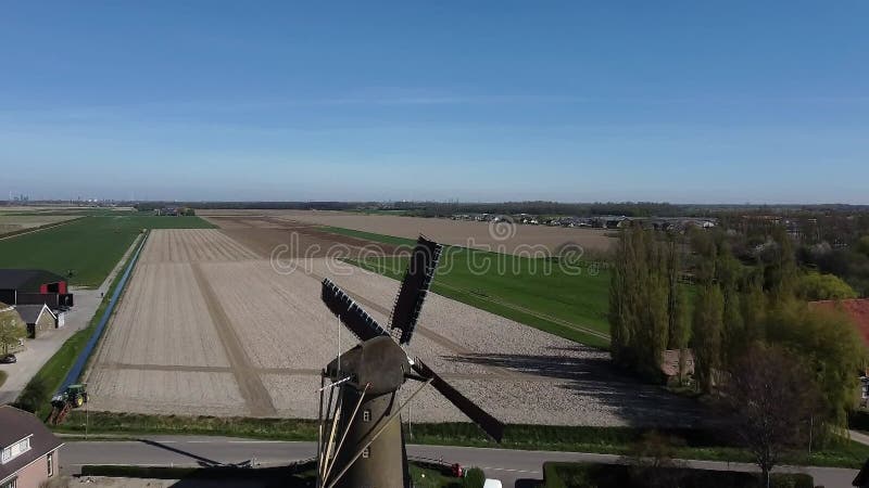 Lecący z dronem nad wirującym holowniczym wiatrakiem