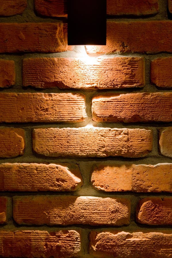 LED-Wandbeleuchtung, Roter Backstein Und Heller Hintergrund Stockbild