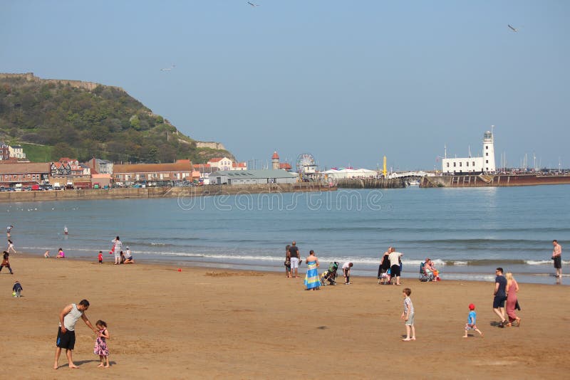 LEDARE: SCARBOROUGH STRAND, YORKSHIRE, ENGLAND: SÖNDAG 8TH MAY: Den Scarborough semesterperioden börjar med klara blåa himlar och fotografering för bildbyråer LEDARE: SCARBOROUGH STRAND, YORKSHIRE, ENGLAND: SÖNDAG 8TH MAY: Den Scarborough semesterperioden börjar med klara blåa himlar och fotografering för bildbyråer