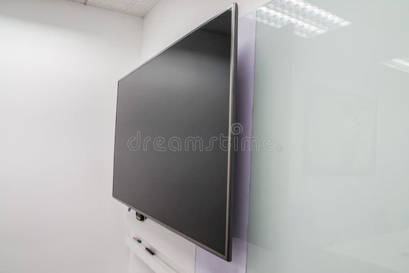LEDD stor internettelevisionskärm med whiteboard i styrelse royaltyfria bilder LEDD stor internettelevisionskärm med whiteboard i styrelse royaltyfria bilder
