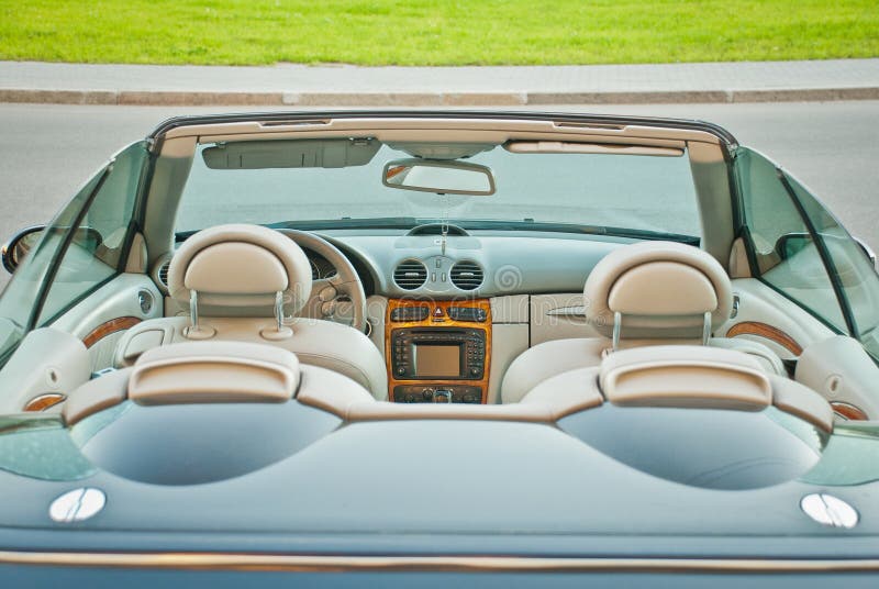 Sicherheitsgurt Auf Hinterem Sitz Des Modernen Autos Mit Beige Leder  Stockfoto - Bild von zeichen, datenbahn: 41525090