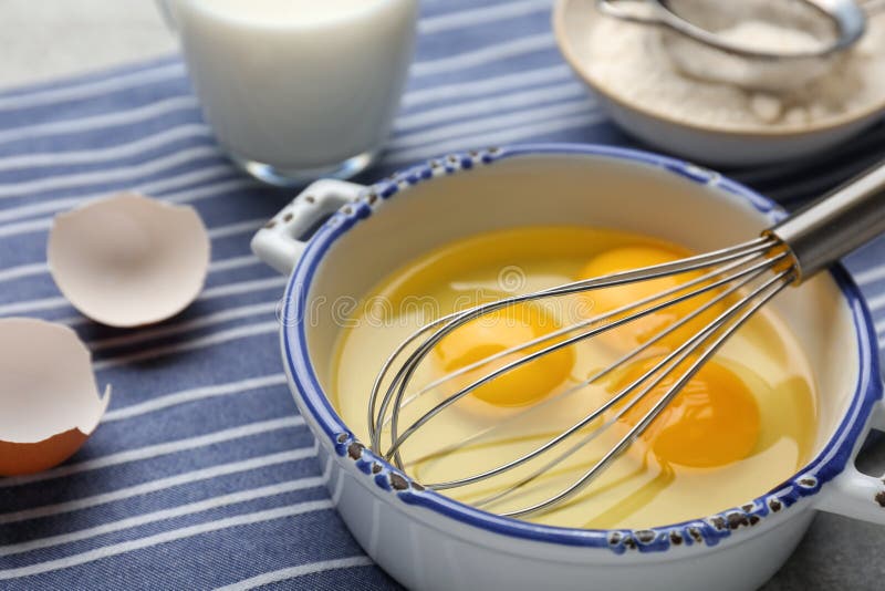 Schneebesen Und Eier in Schüssel Butter Auf Holztisch Flach Legen Stockfoto  - Bild von tabelle, nahrung: 252081610