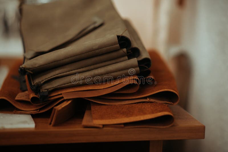 Ledernes Handwerk oder ledernes Arbeiten Vorgewählte Stücke schön farbiges oder gebräuntes Leder auf der Arbeit der ledernen craf stockbilder Ledernes Handwerk oder ledernes Arbeiten Vorgewählte Stücke schön farbiges oder gebräuntes Leder auf der Arbeit der ledernen craf stockbilder