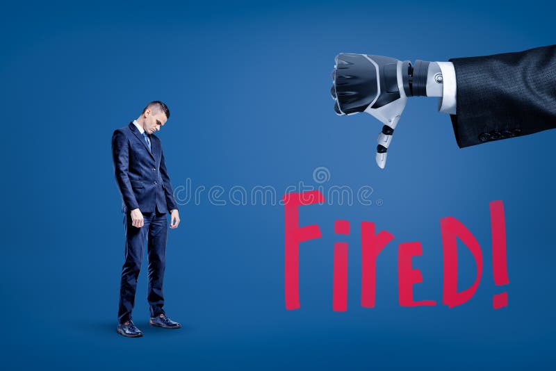 Ledsen affärsman som ner ser, och stor närbild av robots hand som ner gör tummar med titeln som under avfyras arkivbilder