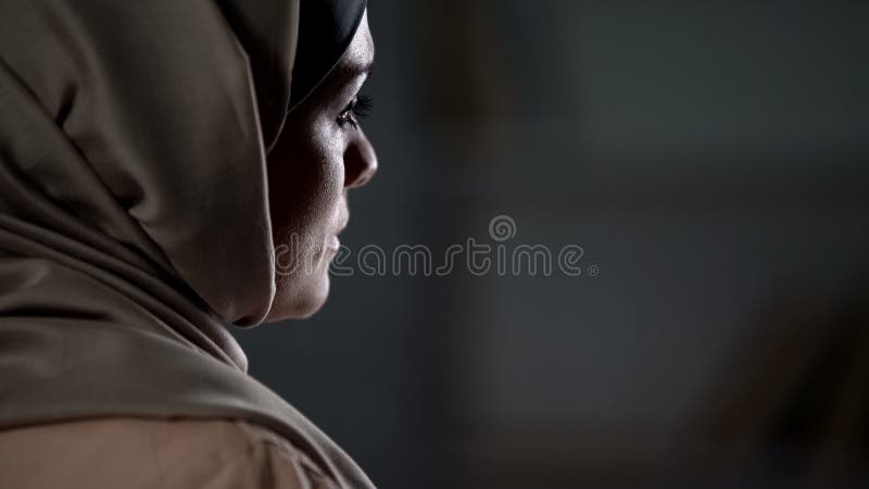 Ledsen muslim dam i hijab som lider från den olyckliga förbindelsen, familjproblem royaltyfria bilder Ledsen muslim dam i hijab som lider från den olyckliga förbindelsen, familjproblem royaltyfria bilder