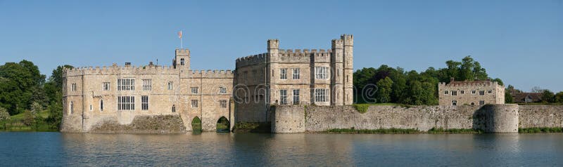 Panorámico ancho de castillo en, inglaterra sobre el soleado.