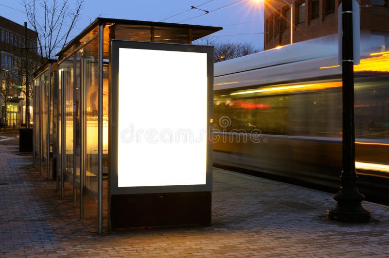 Leeg aanplakbord bij bushalte stock foto's Leeg aanplakbord bij bushalte stock foto's