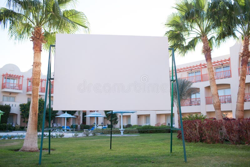 Leeg aanplakbord met tropische palmen stock afbeeldingen Leeg aanplakbord met tropische palmen stock afbeeldingen
